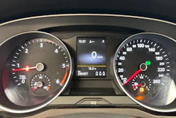 harmaa Volkswagen Passat 2015 kuva 12.