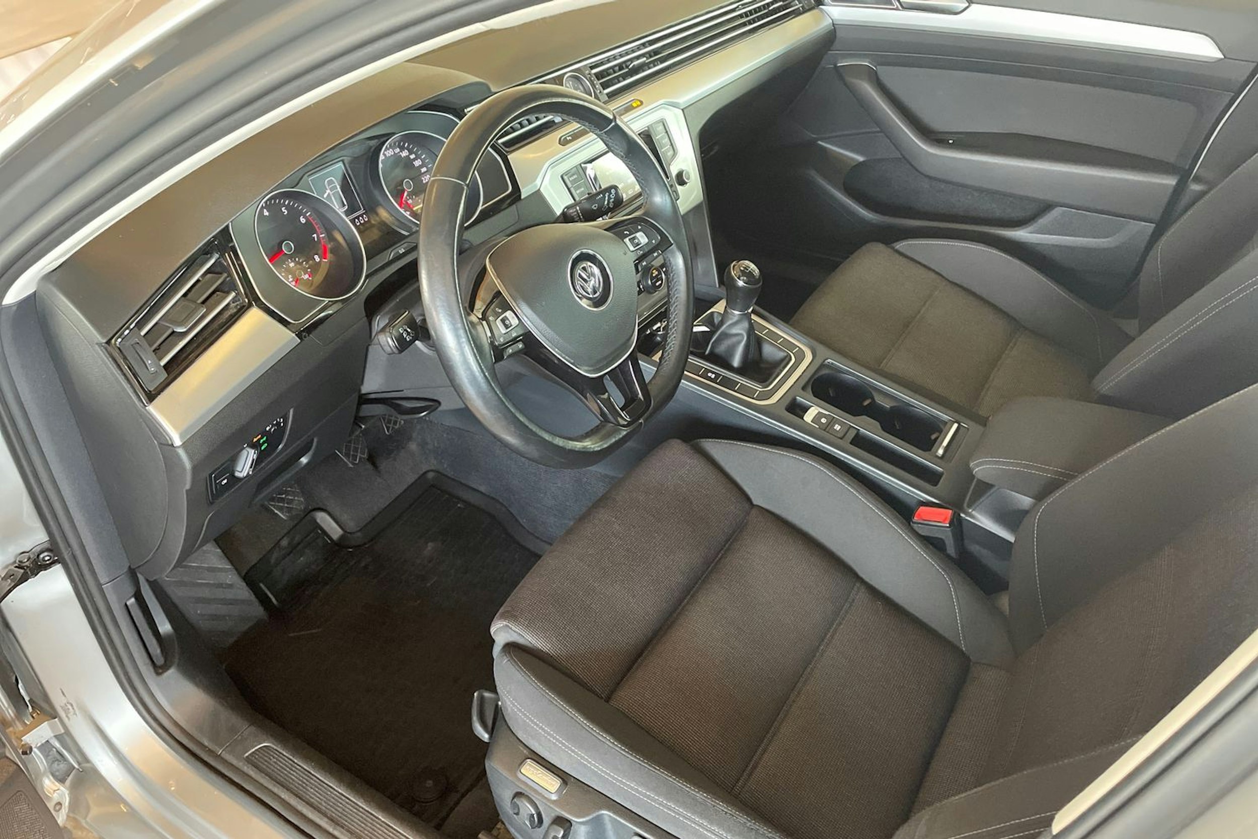 harmaa Volkswagen Passat 2015 kuva 7.