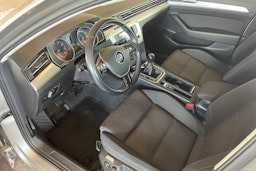 harmaa Volkswagen Passat 2015 kuva 7.