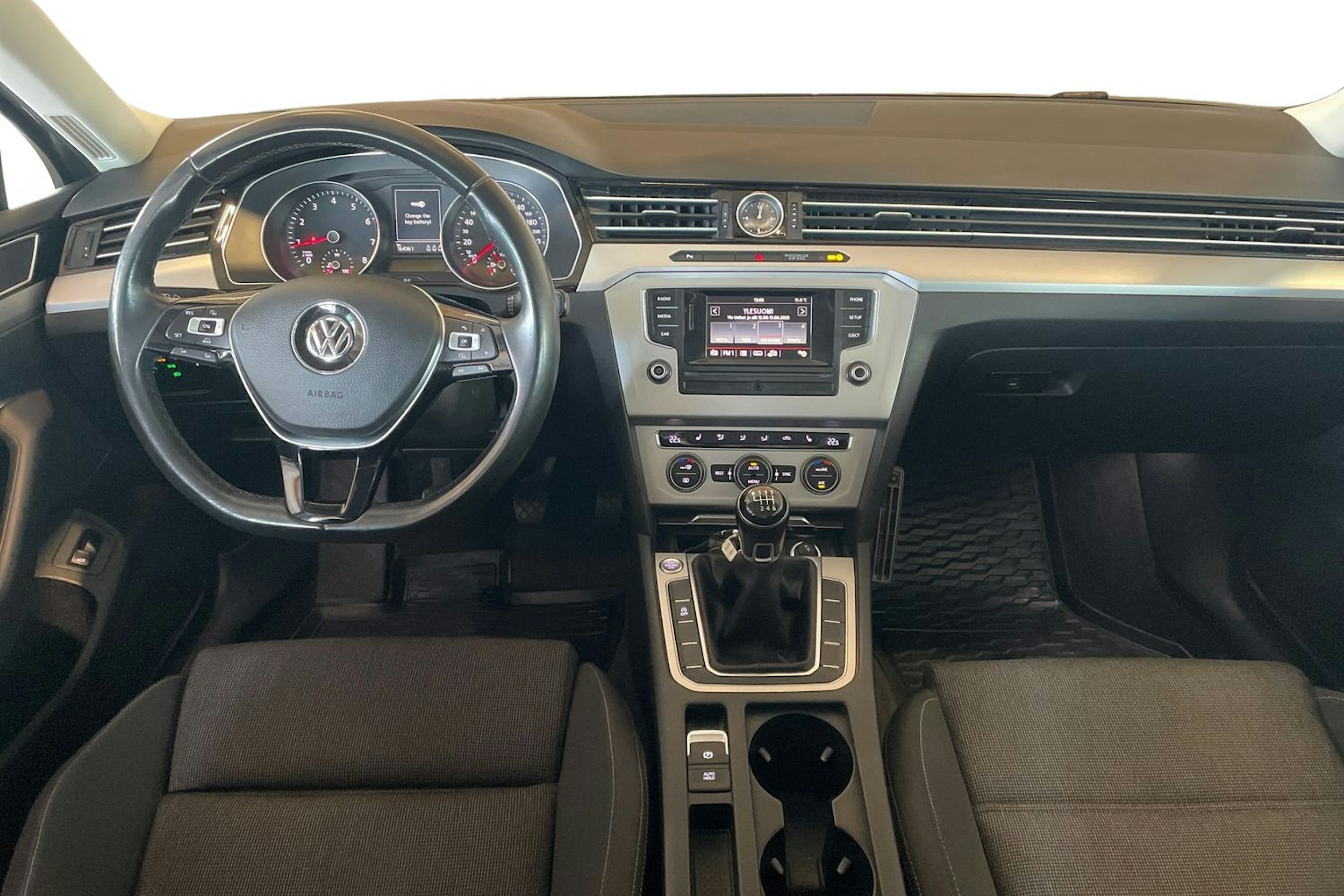 harmaa Volkswagen Passat 2015 kuva 9.