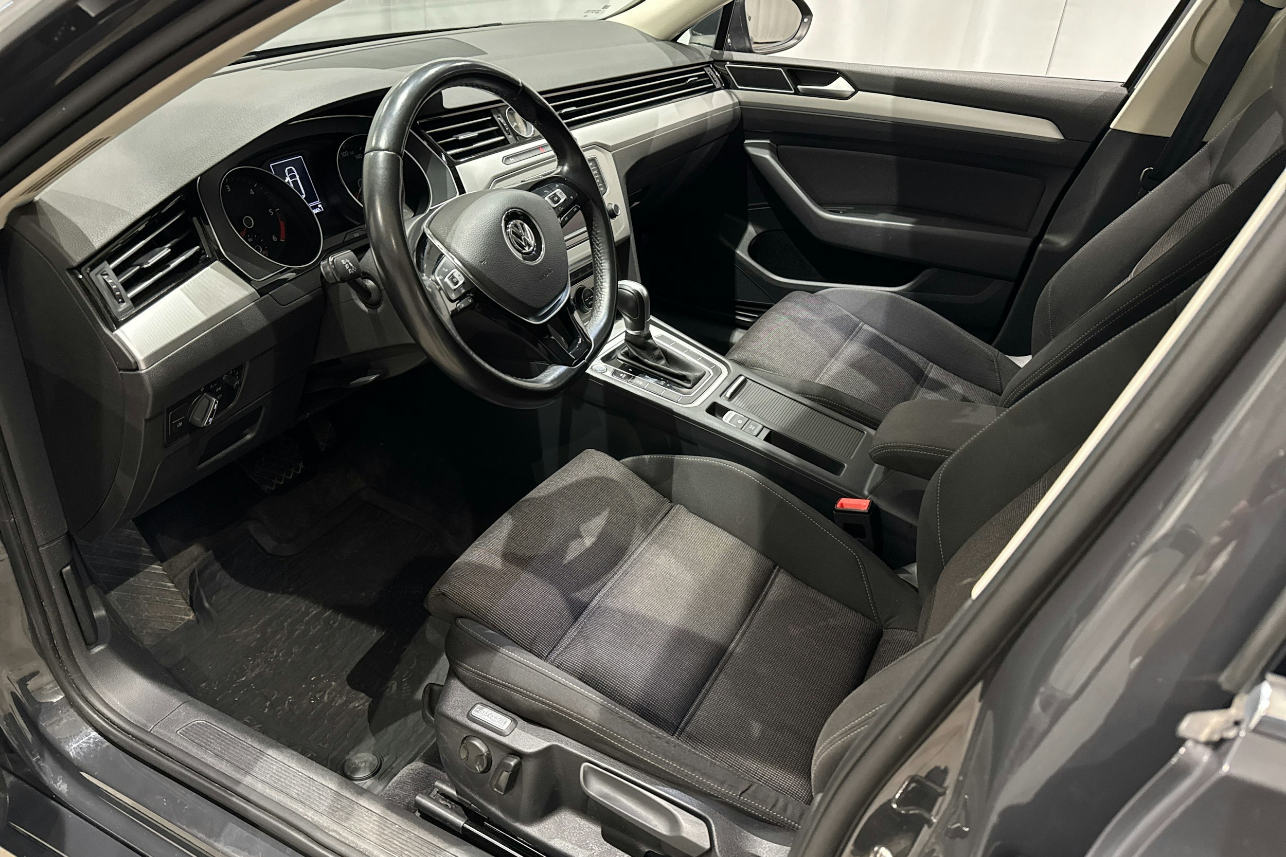 harmaa Volkswagen Passat 2015 kuva 6.