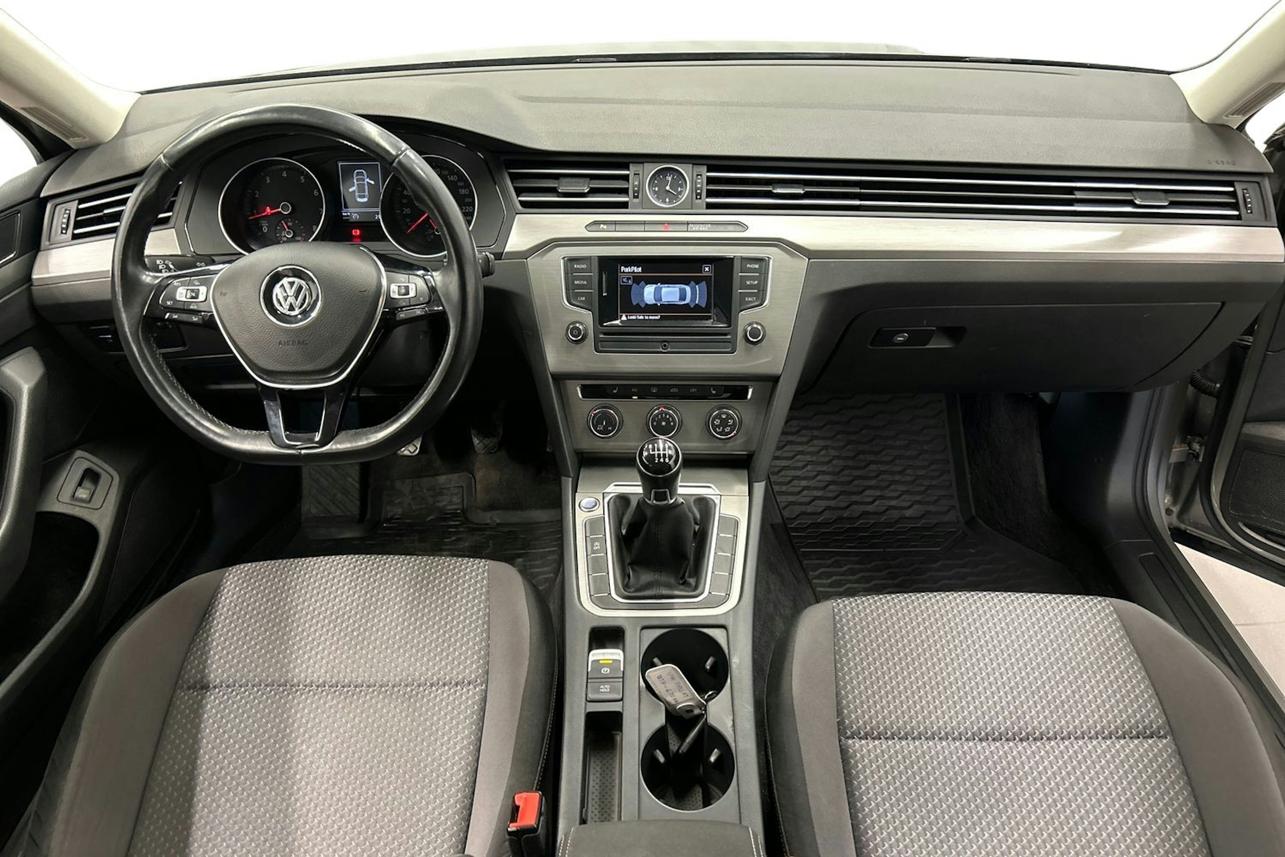 harmaa Volkswagen Passat 2015 kuva 9.