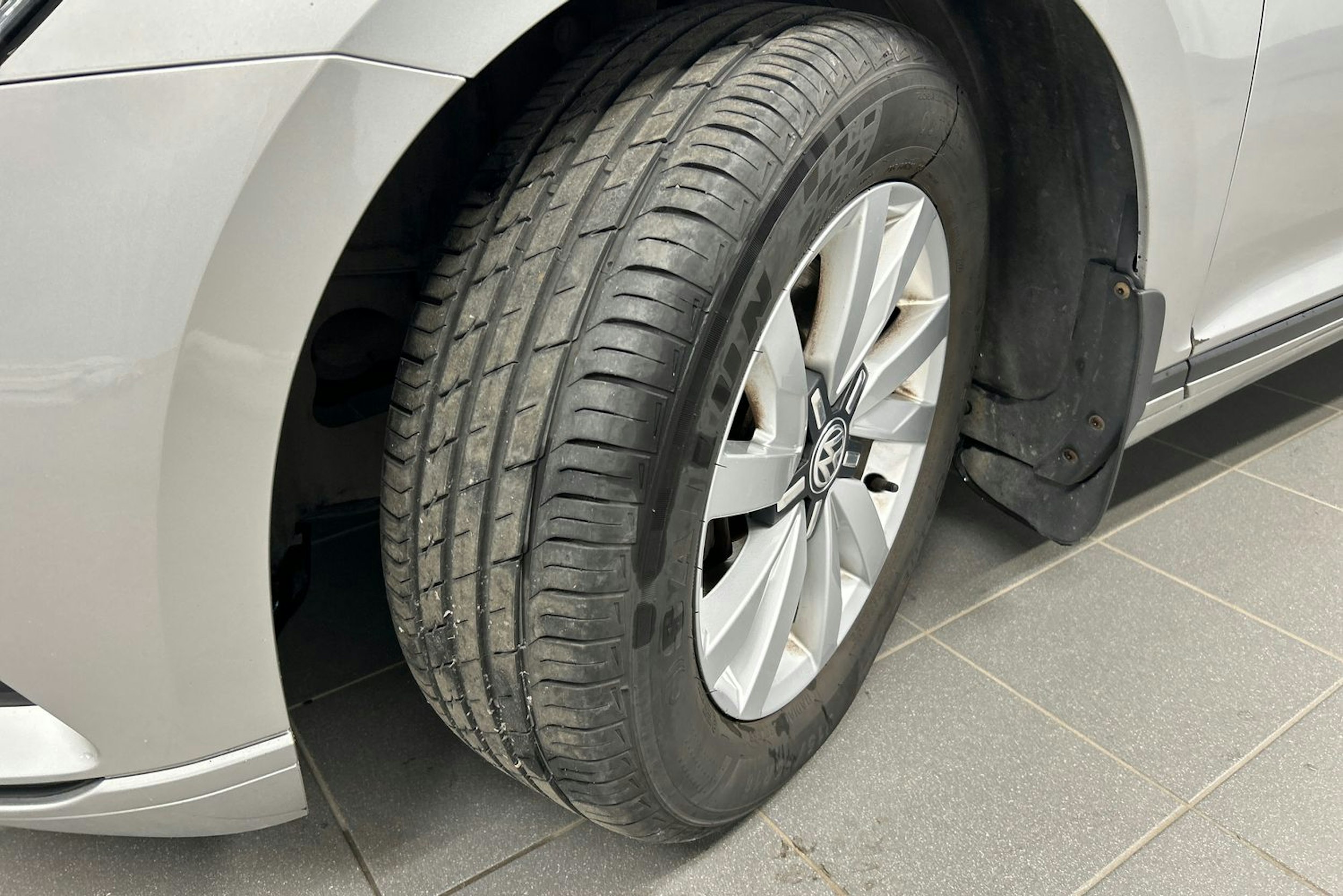 harmaa Volkswagen Passat 2015 kuva 13.
