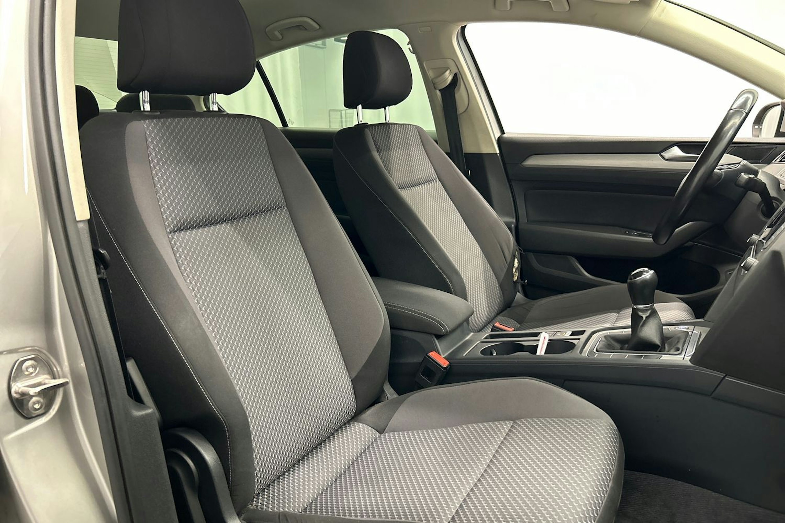 harmaa Volkswagen Passat 2015 kuva 16.