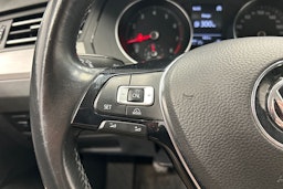 harmaa Volkswagen Passat 2015 kuva 18.