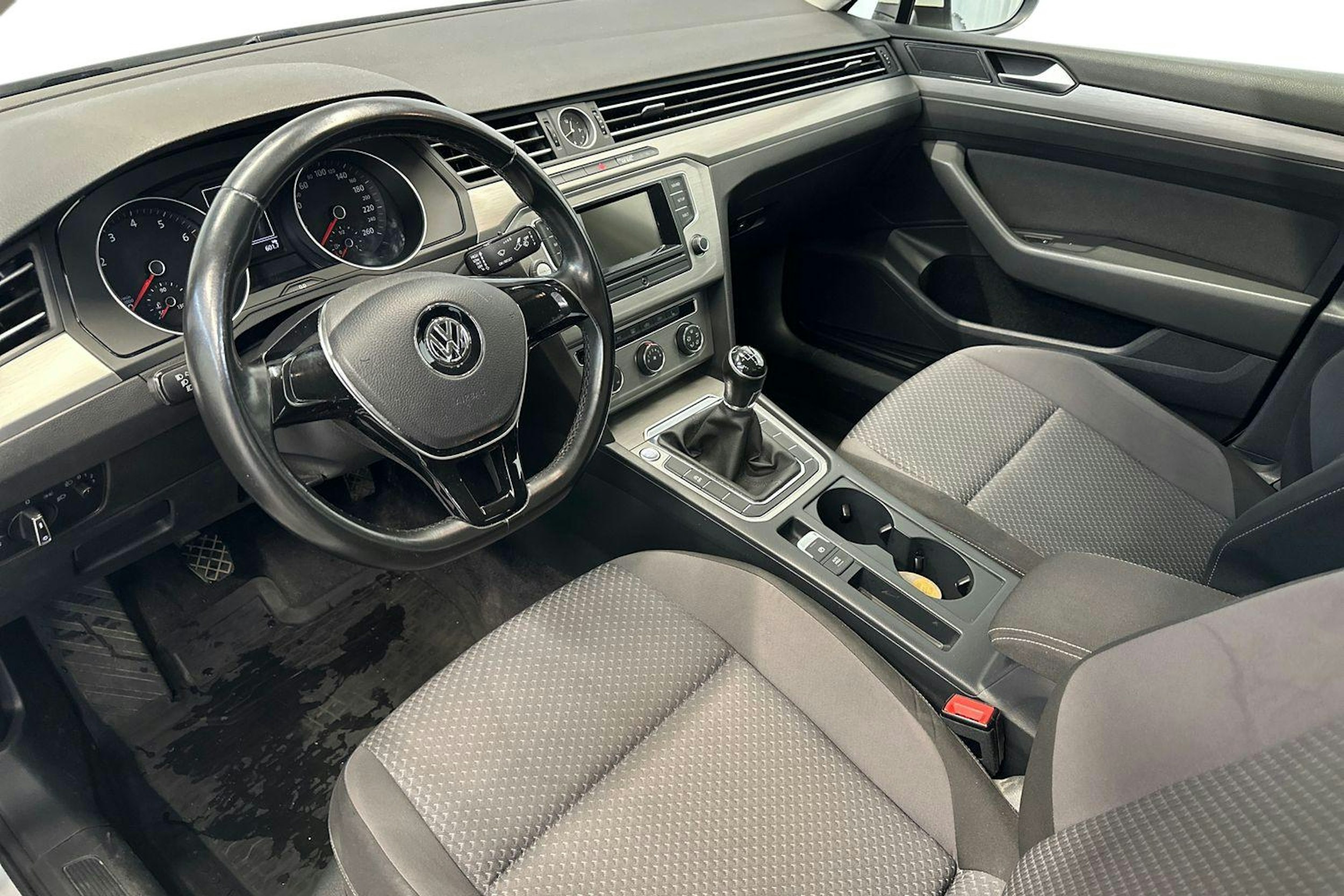 valkoinen Volkswagen Passat 2015 kuva 3.