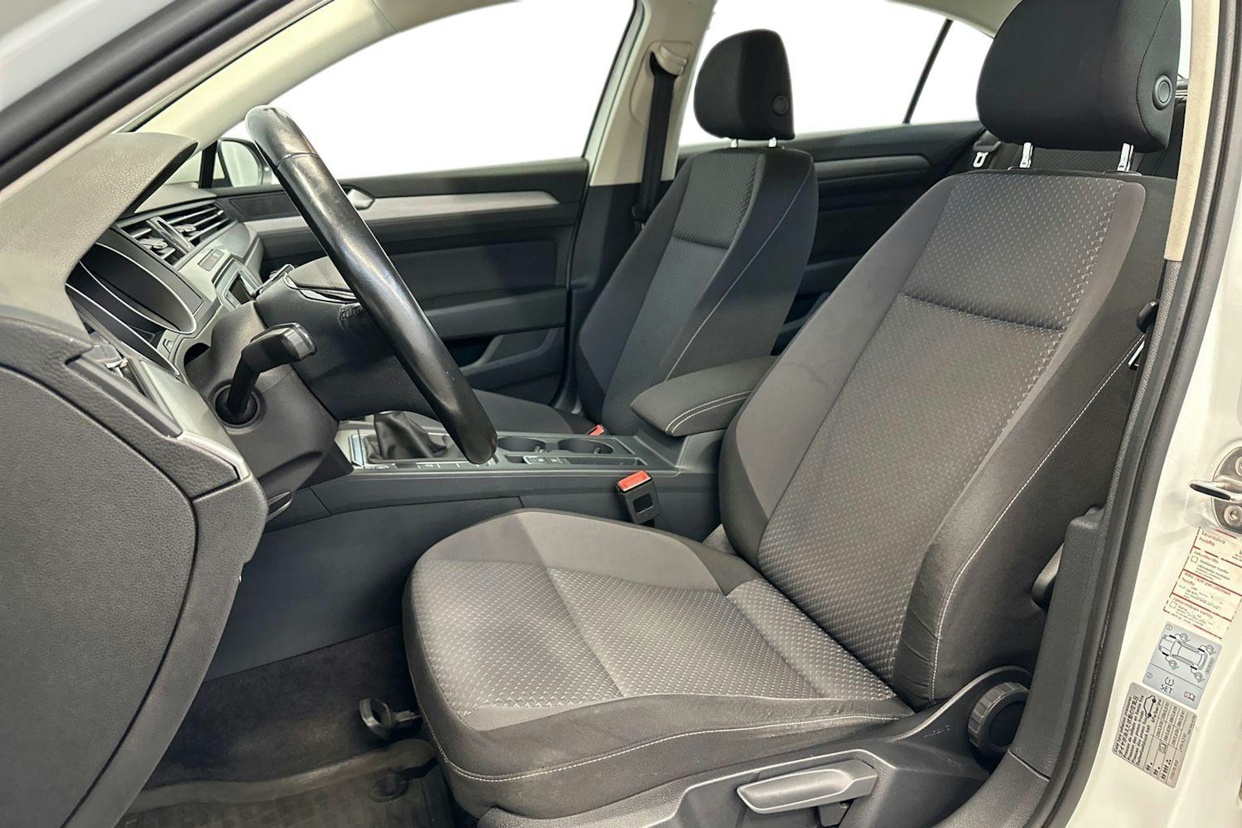 valkoinen Volkswagen Passat 2015 kuva 9.