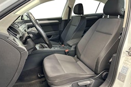 valkoinen Volkswagen Passat 2015 kuva 9.