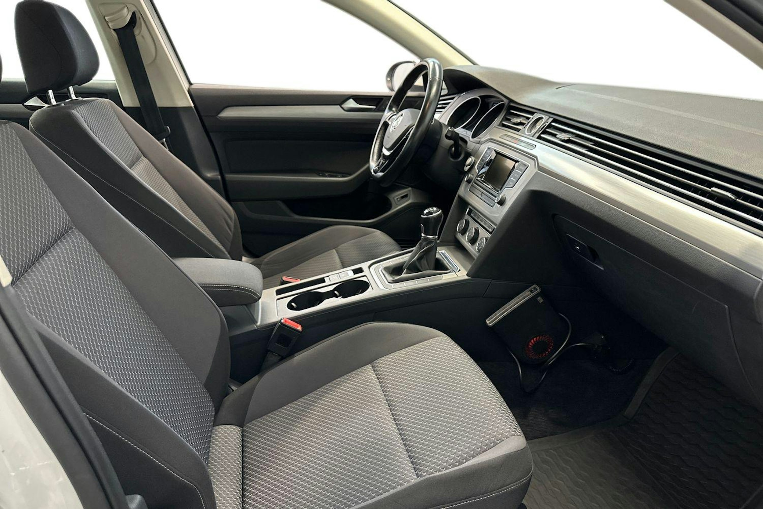 valkoinen Volkswagen Passat 2015 kuva 10.