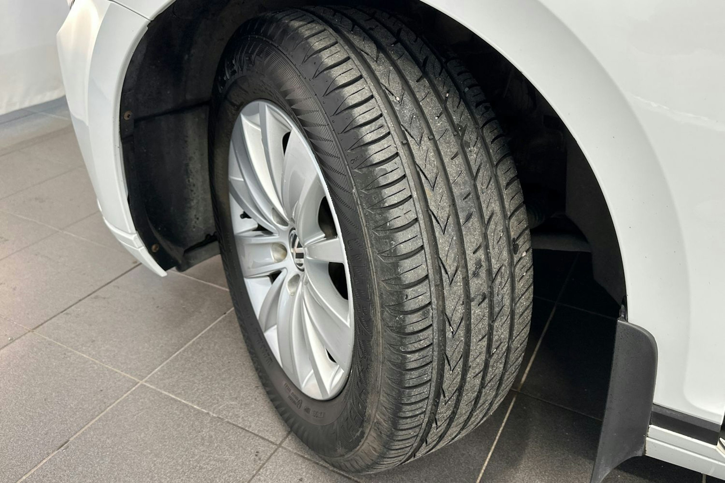 valkoinen Volkswagen Passat 2015 kuva 13.
