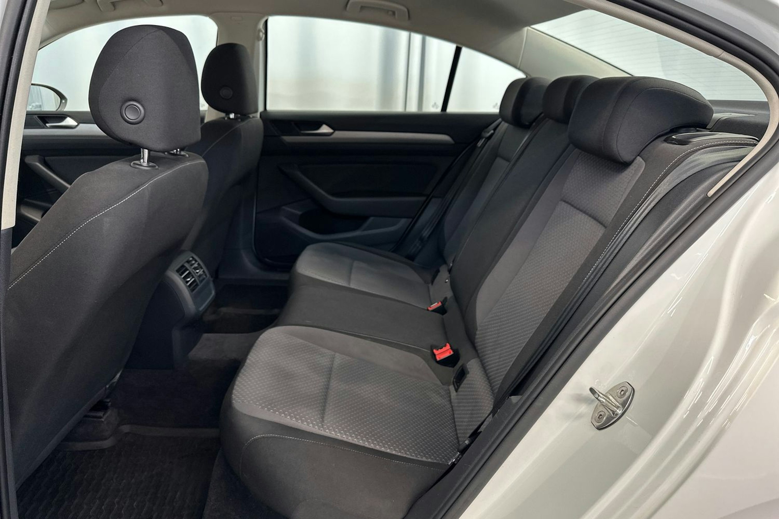 valkoinen Volkswagen Passat 2015 kuva 15.