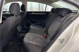 valkoinen Volkswagen Passat 2015 kuva 15.
