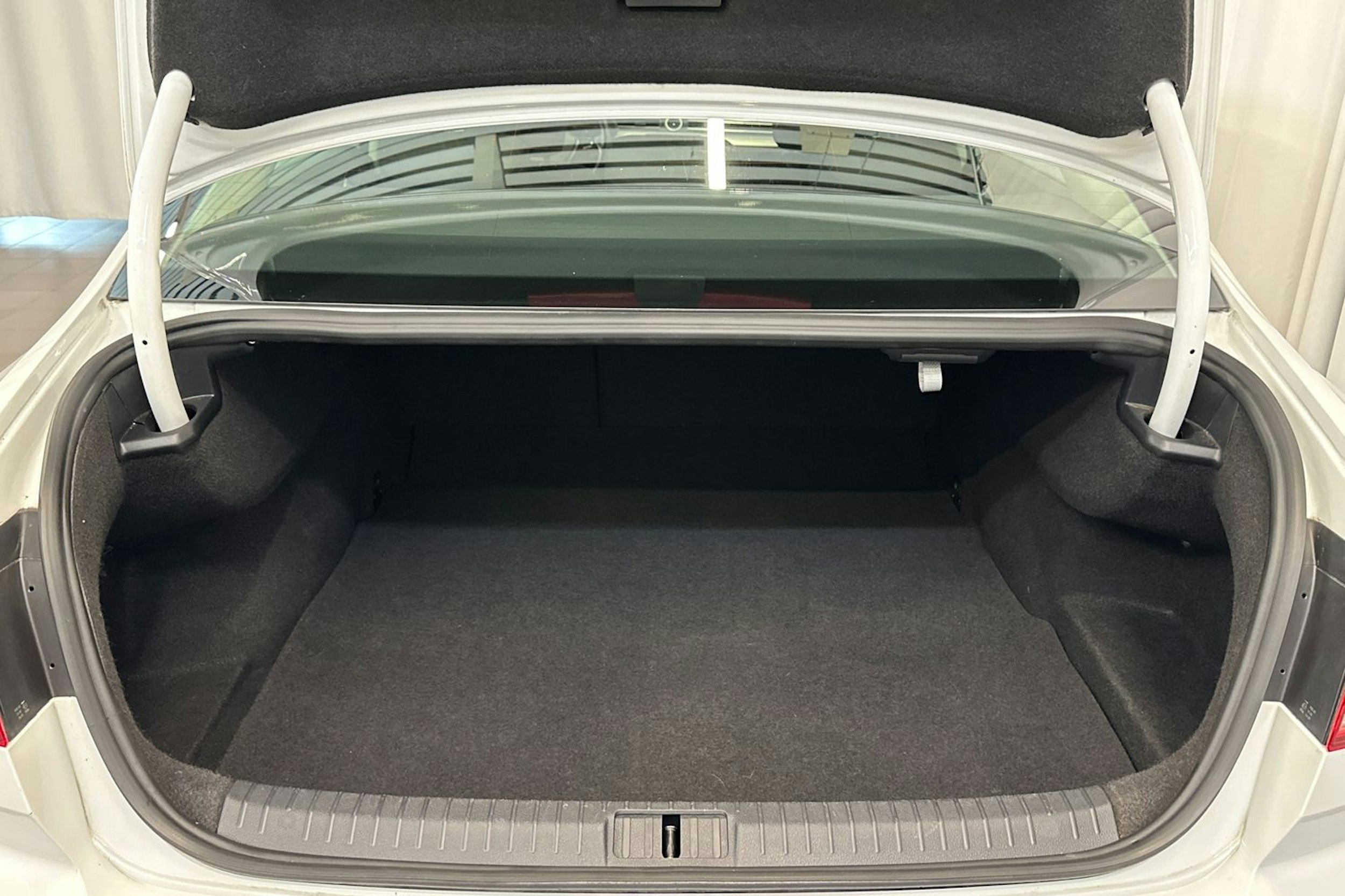 valkoinen Volkswagen Passat 2015 kuva 16.