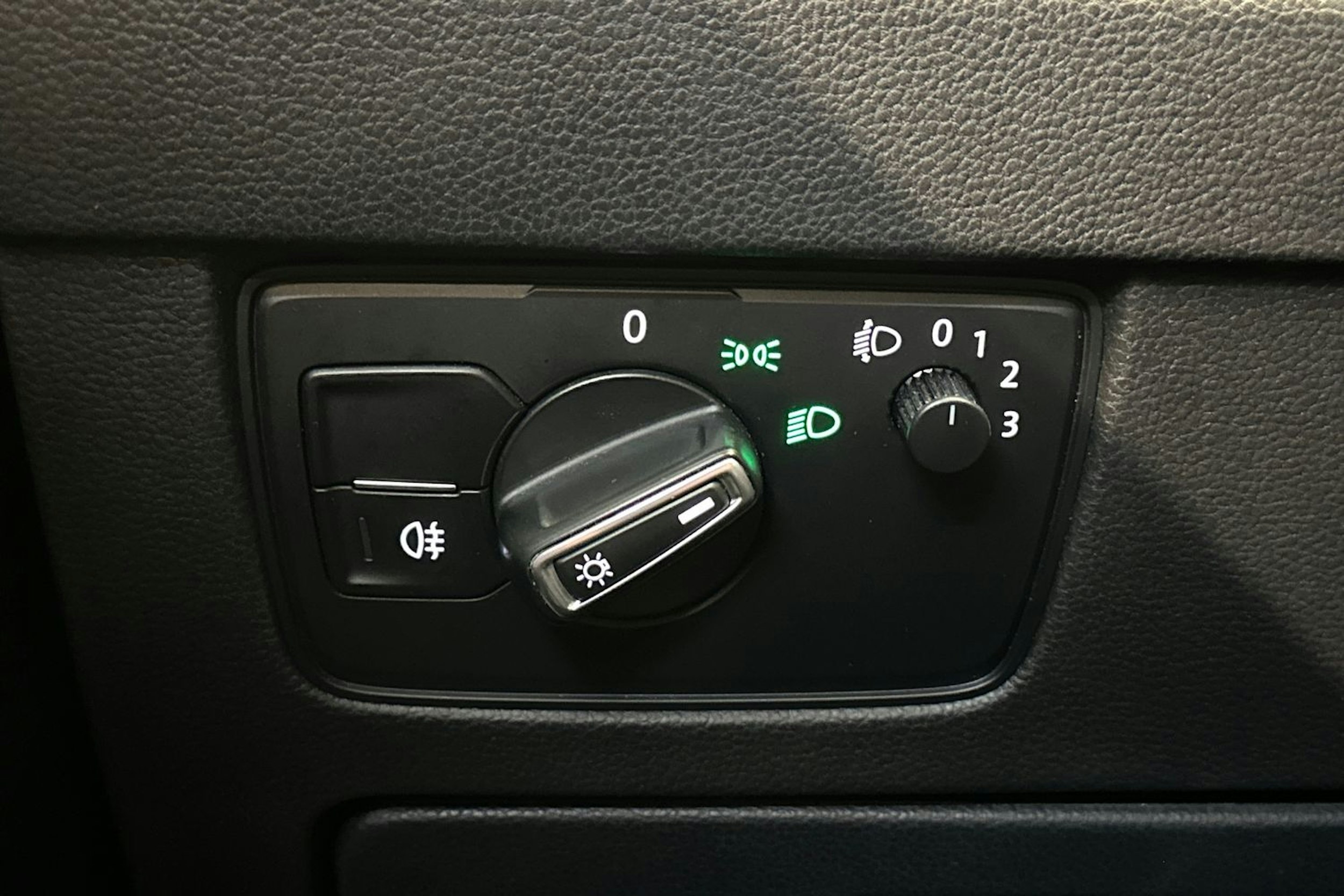 valkoinen Volkswagen Passat 2015 kuva 23.