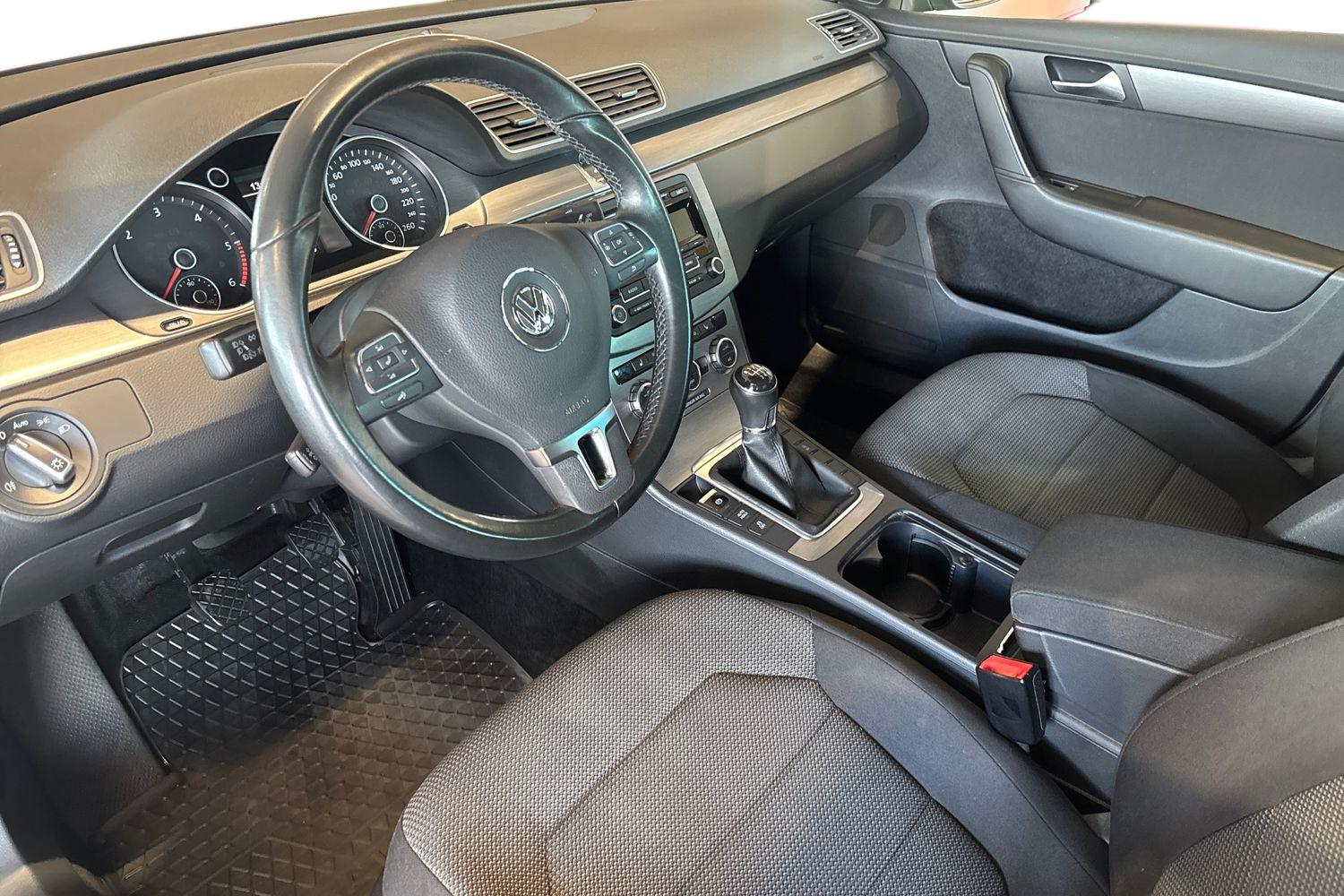 Volkswagen Passat 2015, photo 6/19