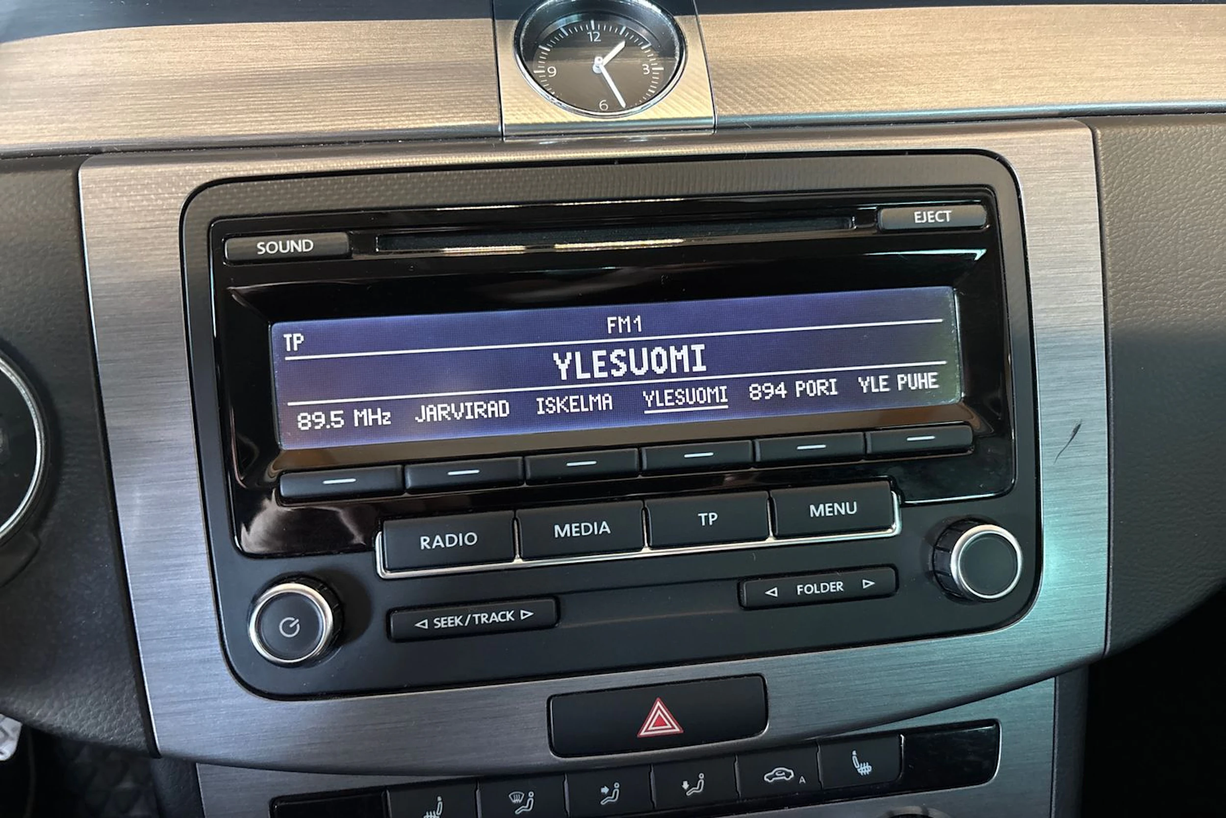 Ruskea (beige) Volkswagen PASSAT 2015 kuva 14.