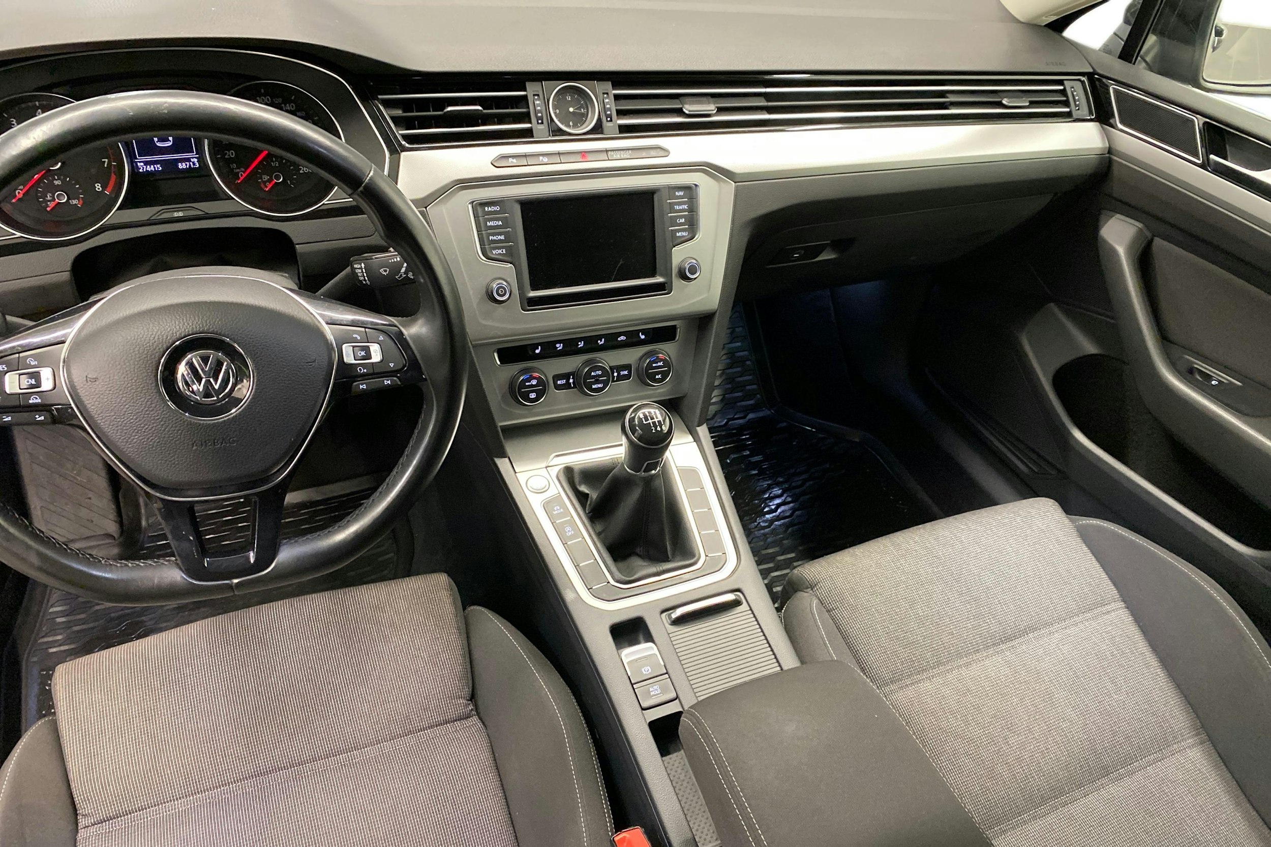 musta Volkswagen Passat 2015 kuva 9.