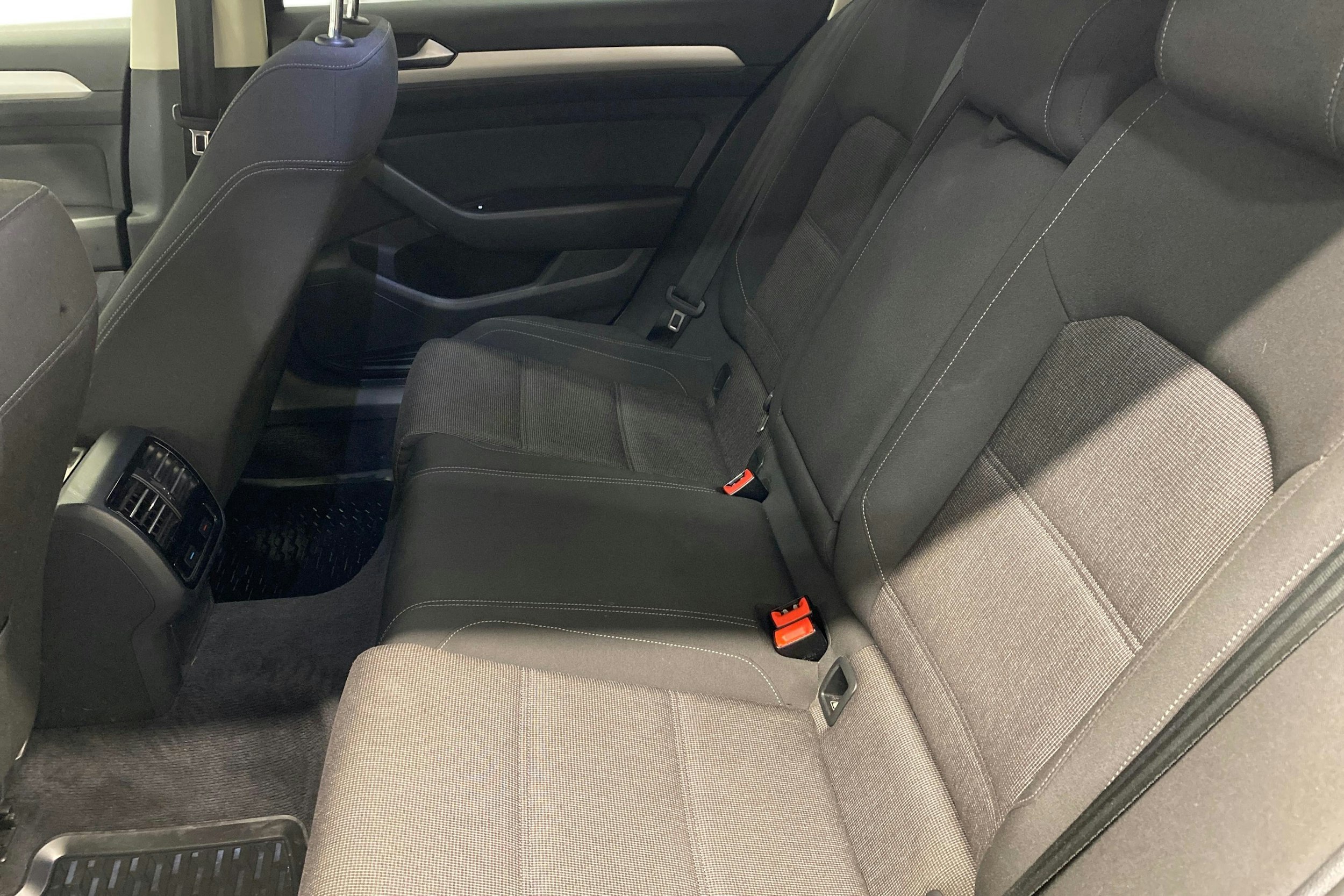 musta Volkswagen Passat 2015 kuva 10.