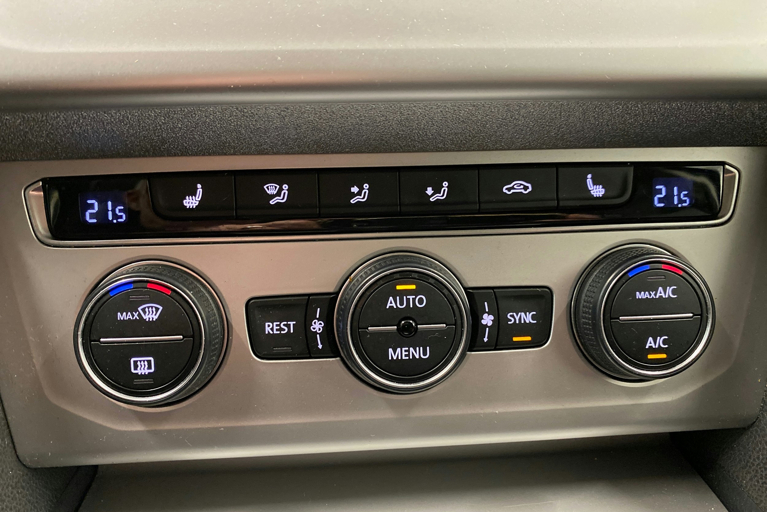 musta Volkswagen Passat 2015 kuva 16.