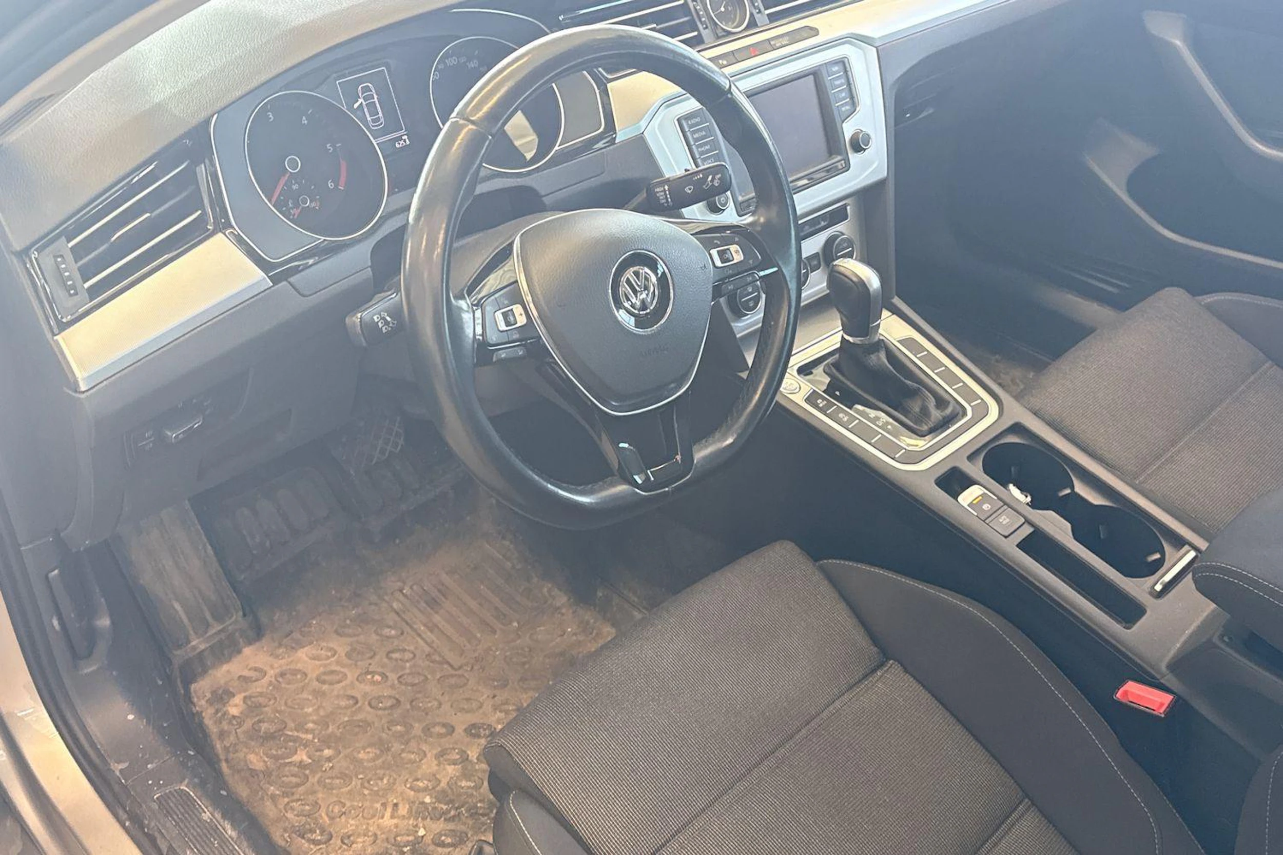 harmaa Volkswagen Passat 2015 kuva 3.