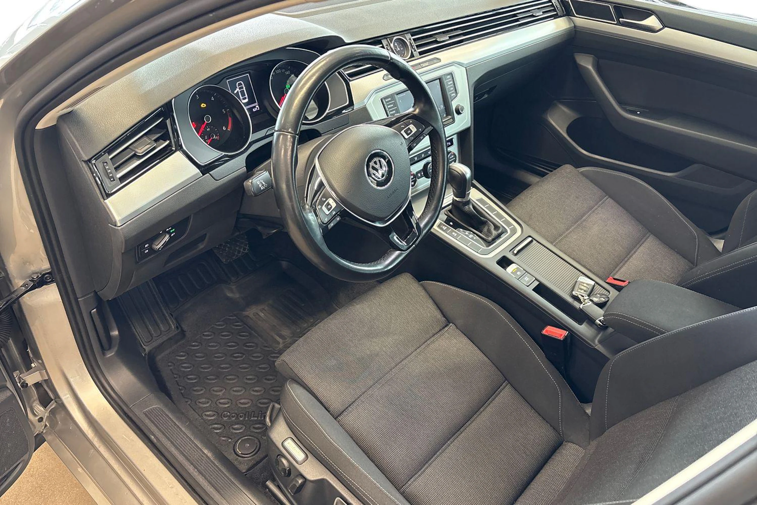 harmaa Volkswagen Passat 2015 kuva 6.