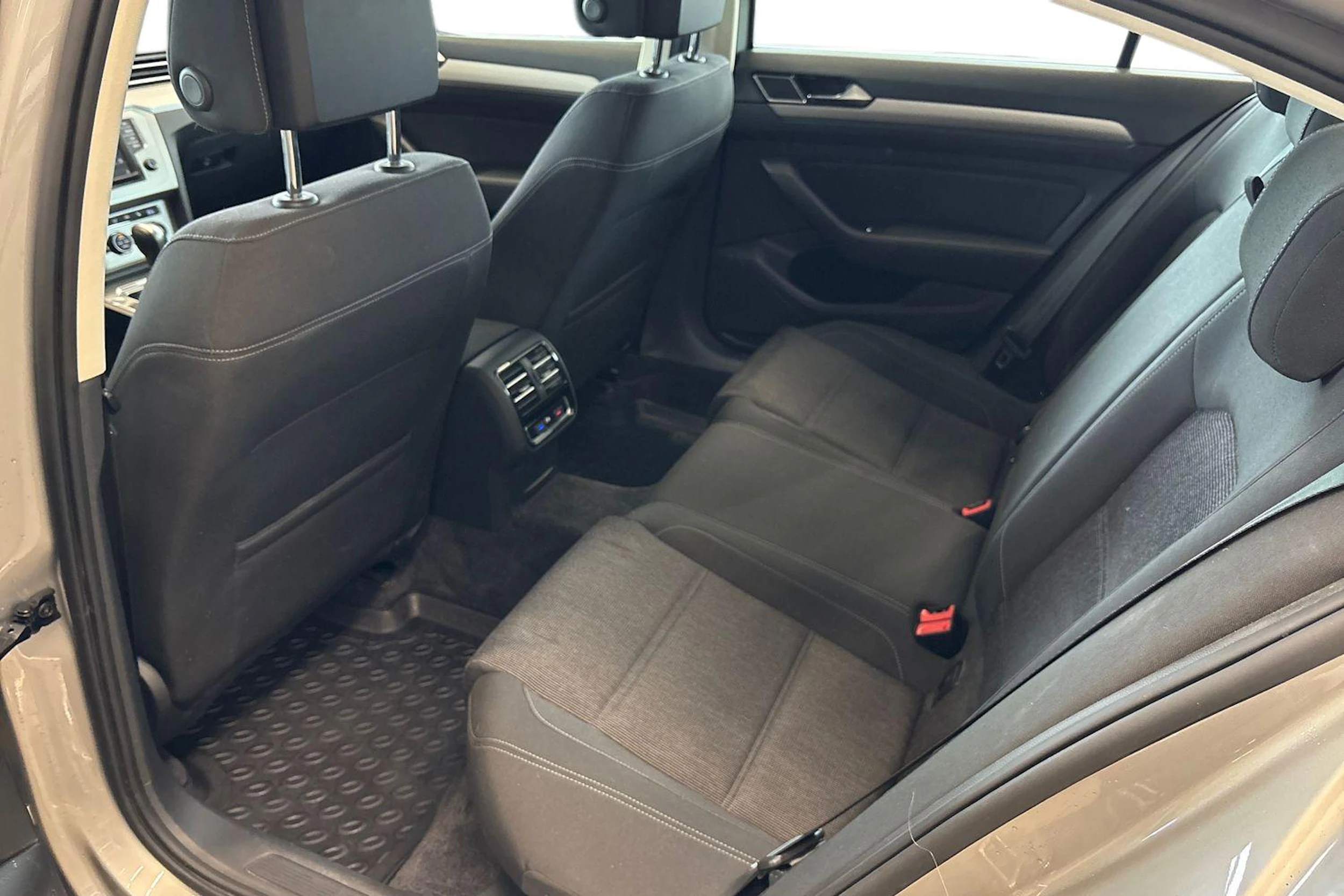 harmaa Volkswagen Passat 2015 kuva 8.