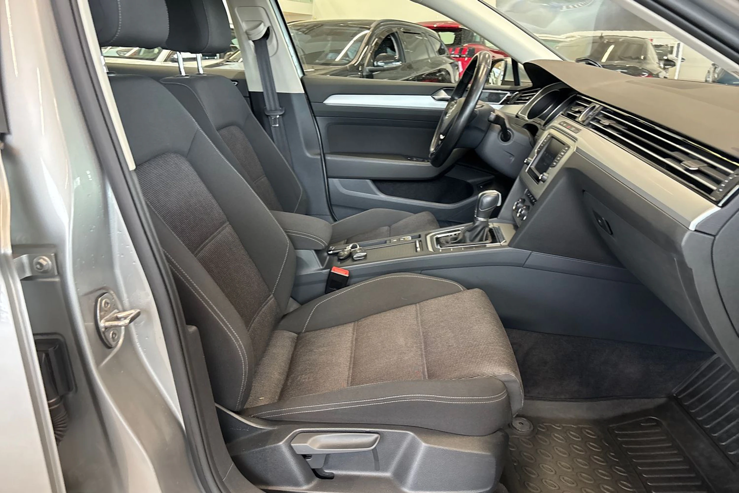 harmaa Volkswagen Passat 2015 kuva 18.