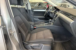 harmaa Volkswagen Passat 2015 kuva 18.
