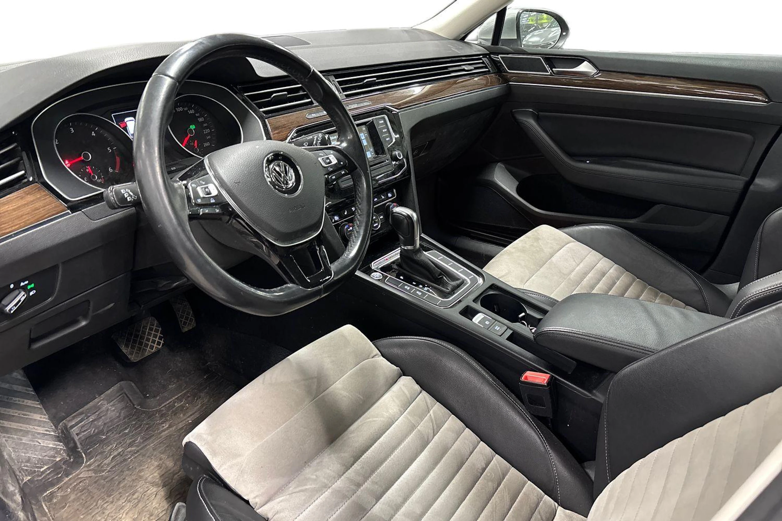 harmaa Volkswagen Passat 2015 kuva 3.