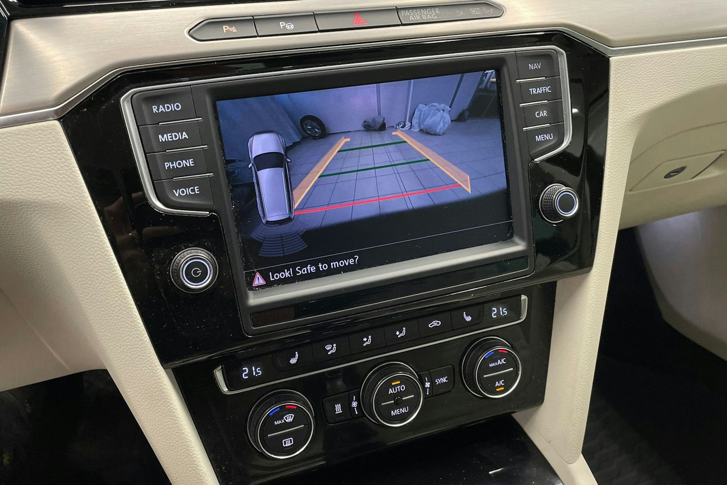 Musta Volkswagen PASSAT 2015 kuva 16.