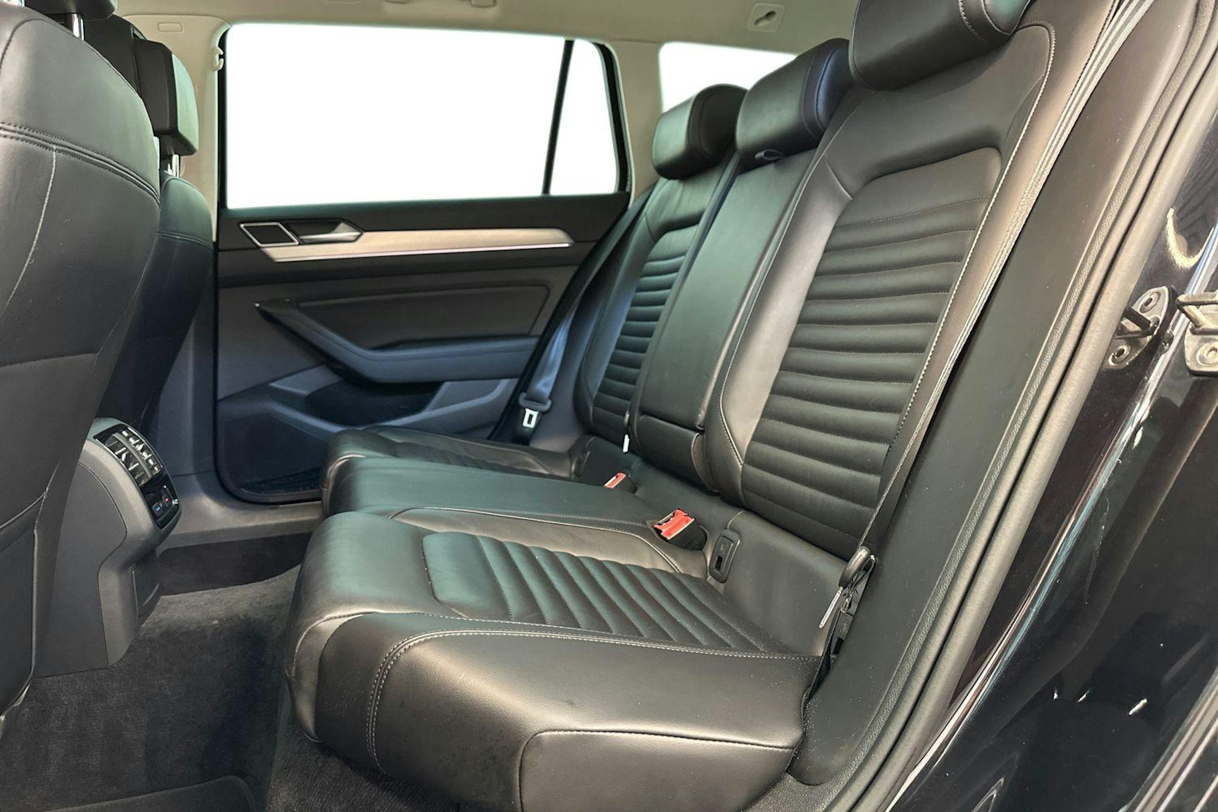 musta Volkswagen Passat 2015 kuva 8.
