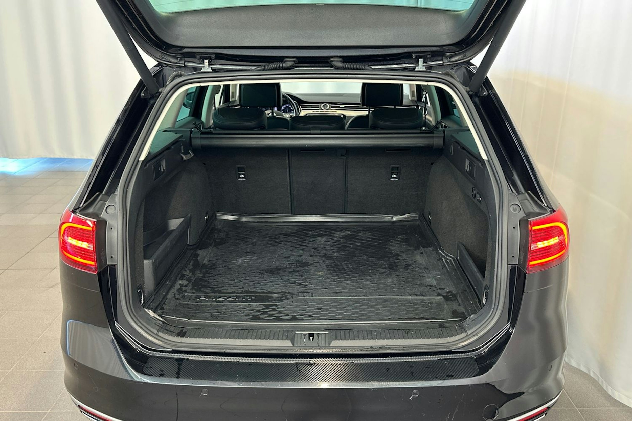 musta Volkswagen Passat 2015 kuva 13.