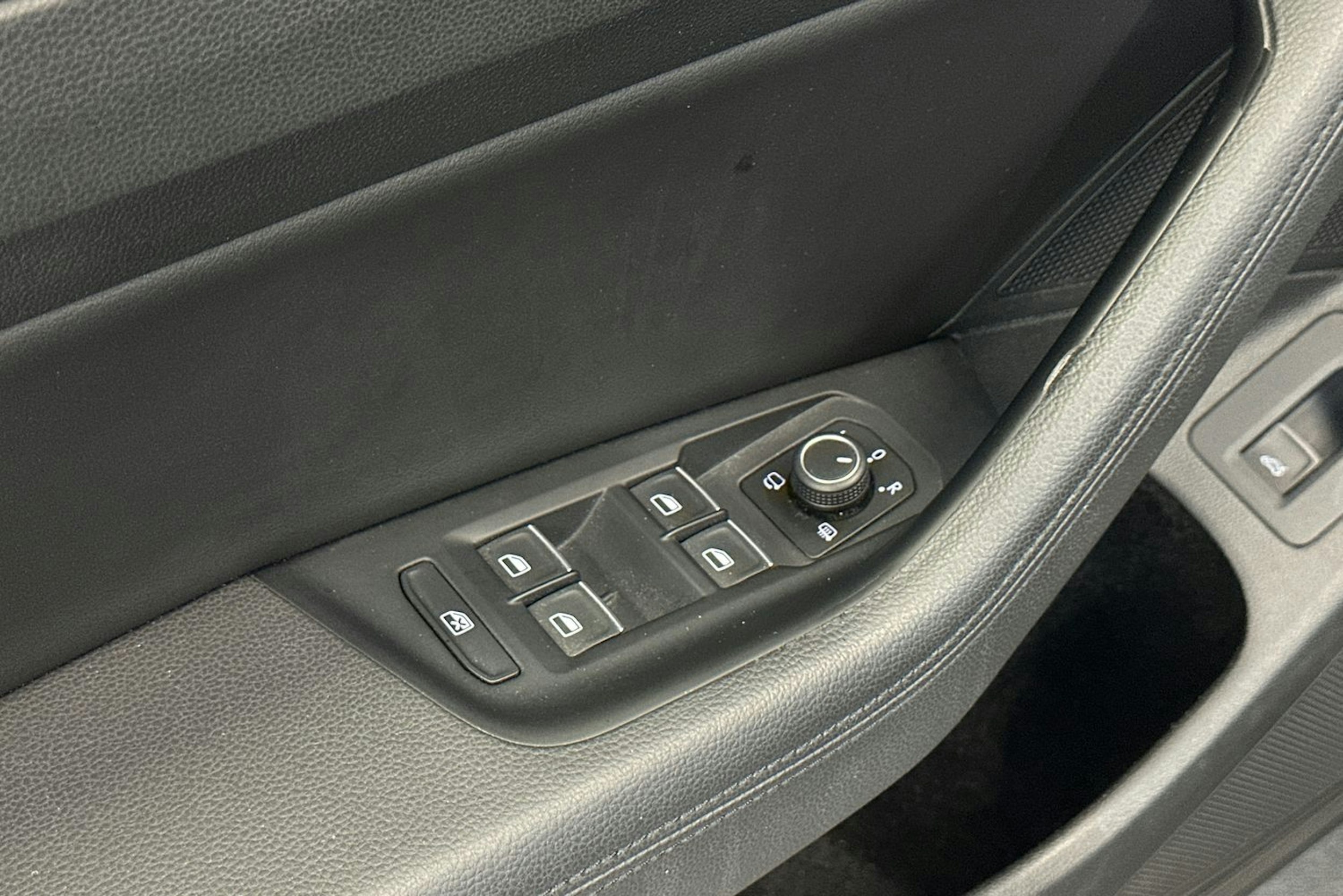 musta Volkswagen Passat 2015 kuva 17.