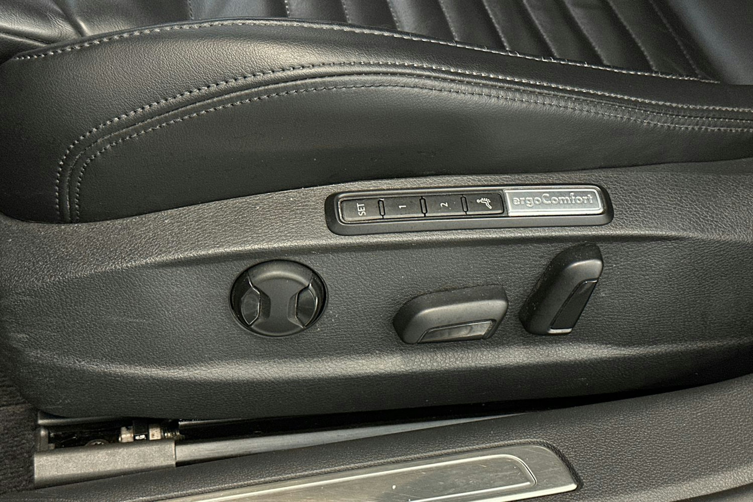 musta Volkswagen Passat 2015 kuva 18.