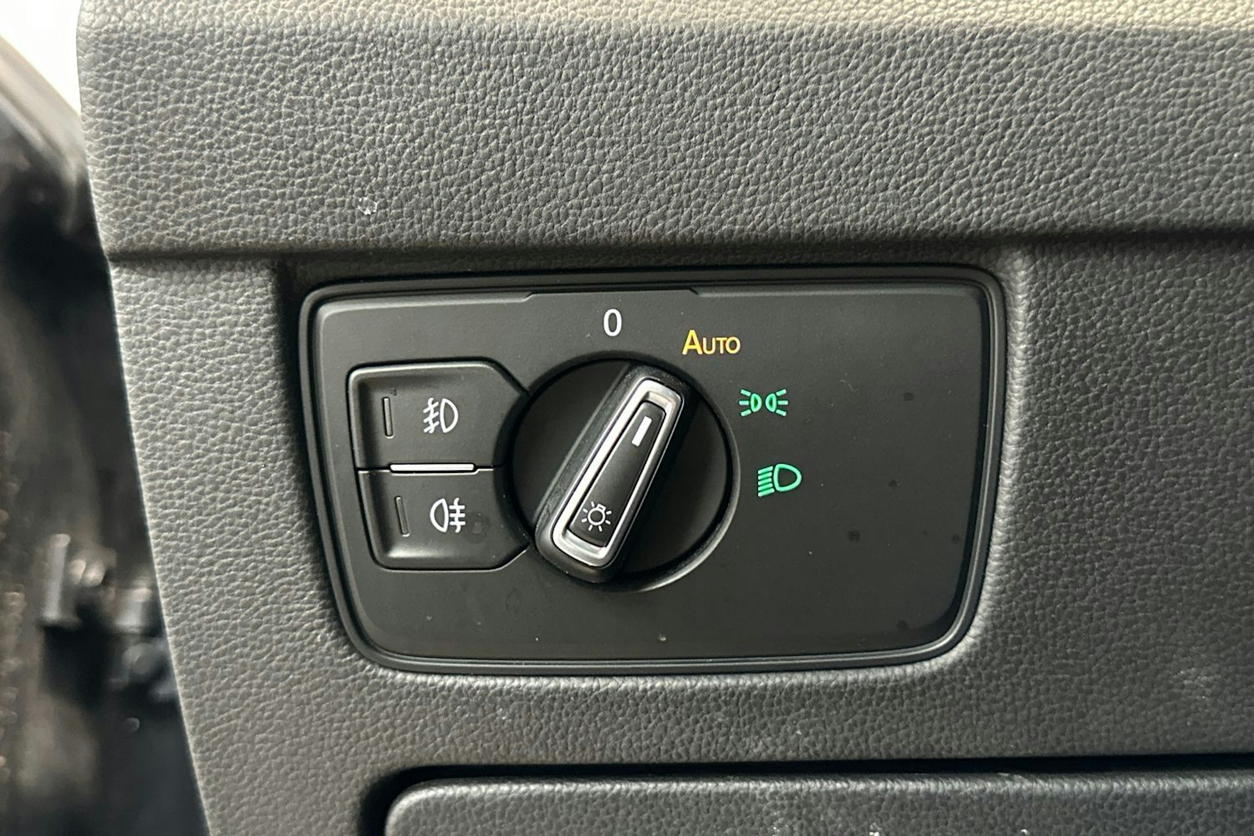 musta Volkswagen Passat 2015 kuva 19.
