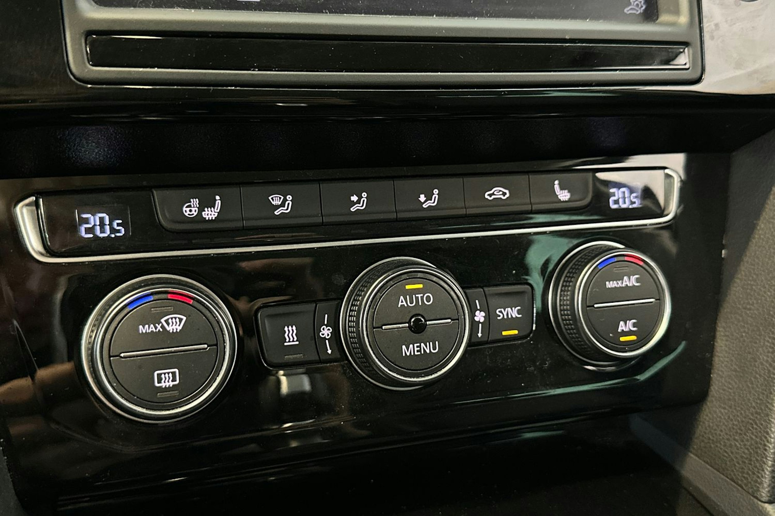 musta Volkswagen Passat 2015 kuva 24.