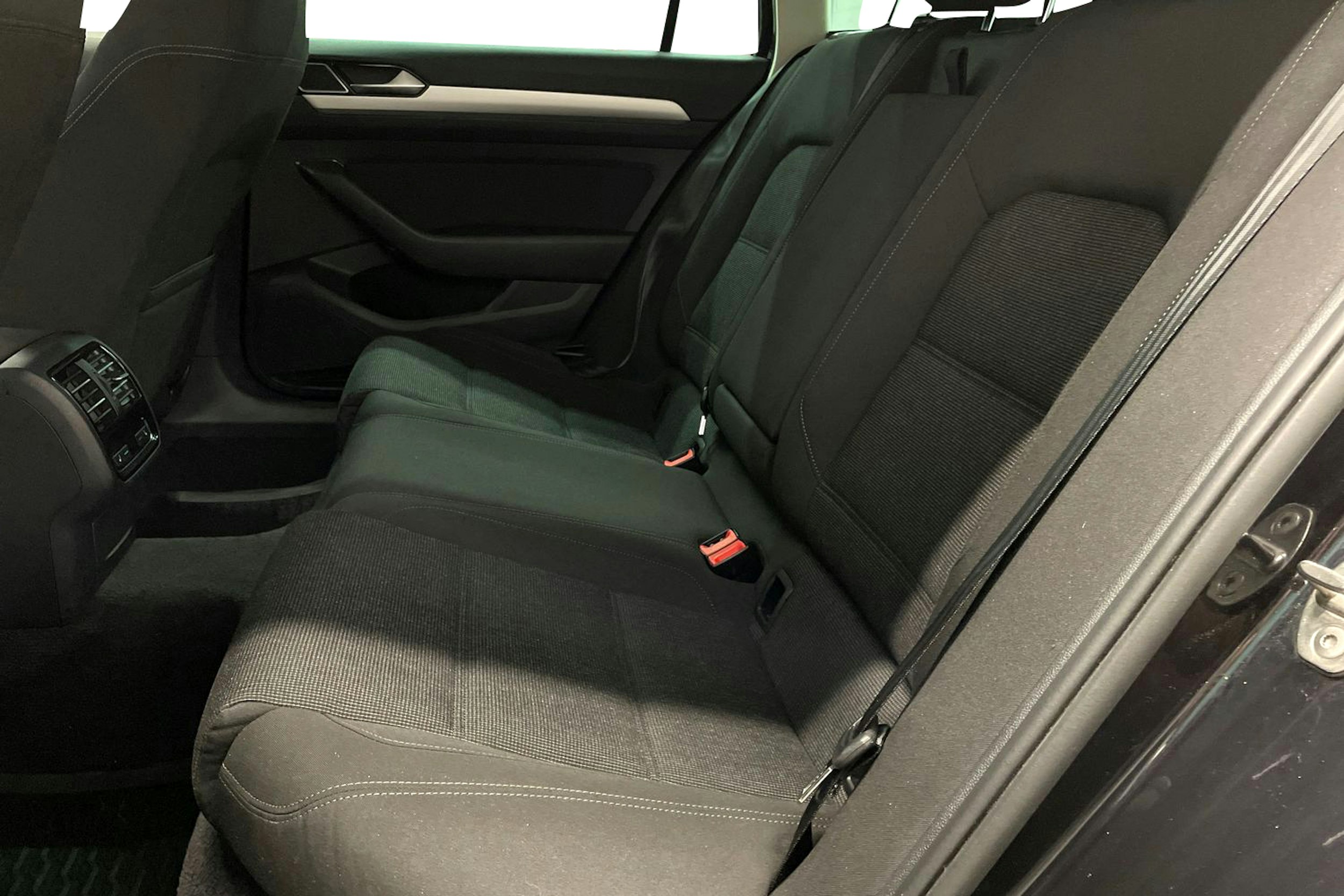 Musta Volkswagen PASSAT 2015 kuva 10.