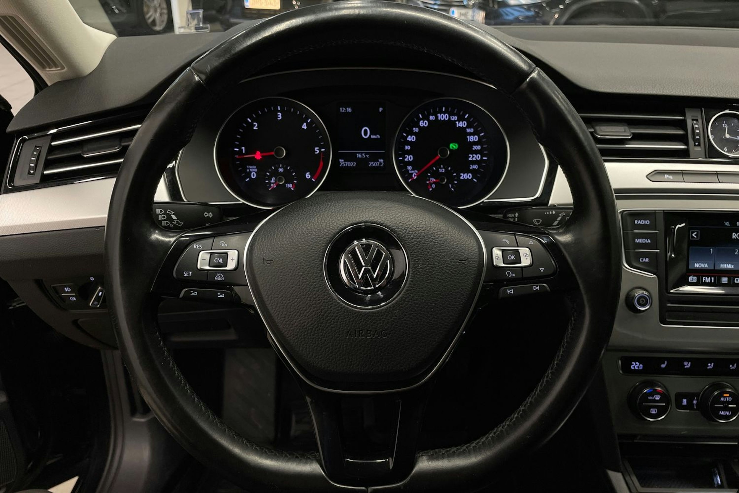 Musta Volkswagen PASSAT 2015 kuva 16.