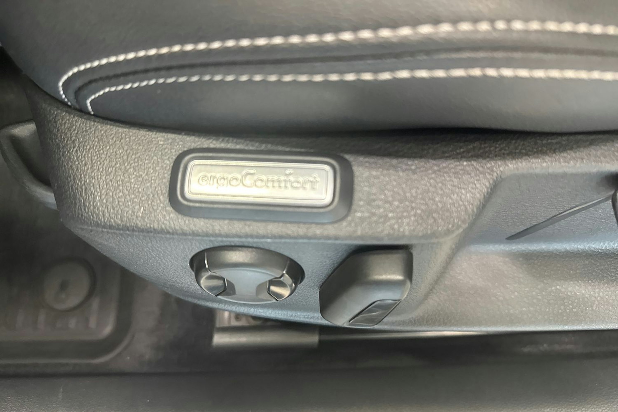 valkoinen Volkswagen Passat 2015 kuva 15.