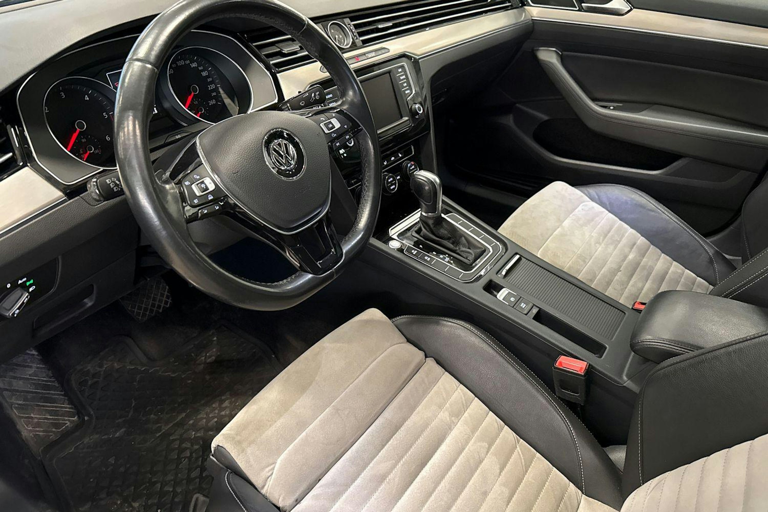 harmaa Volkswagen Passat 2015 kuva 7.