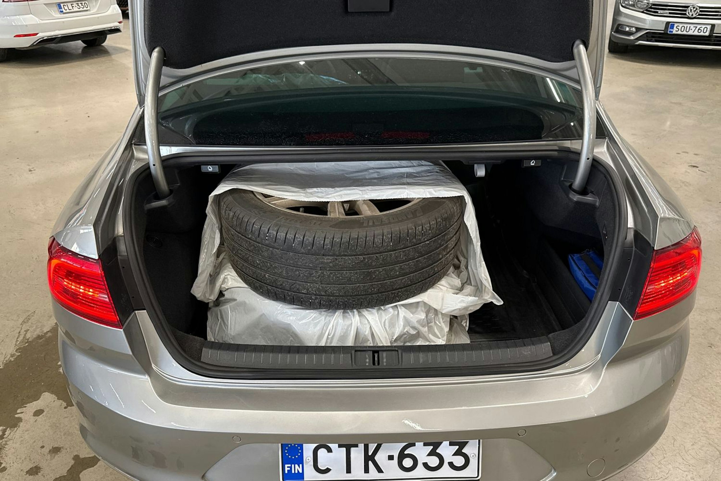 harmaa Volkswagen Passat 2015 kuva 14.