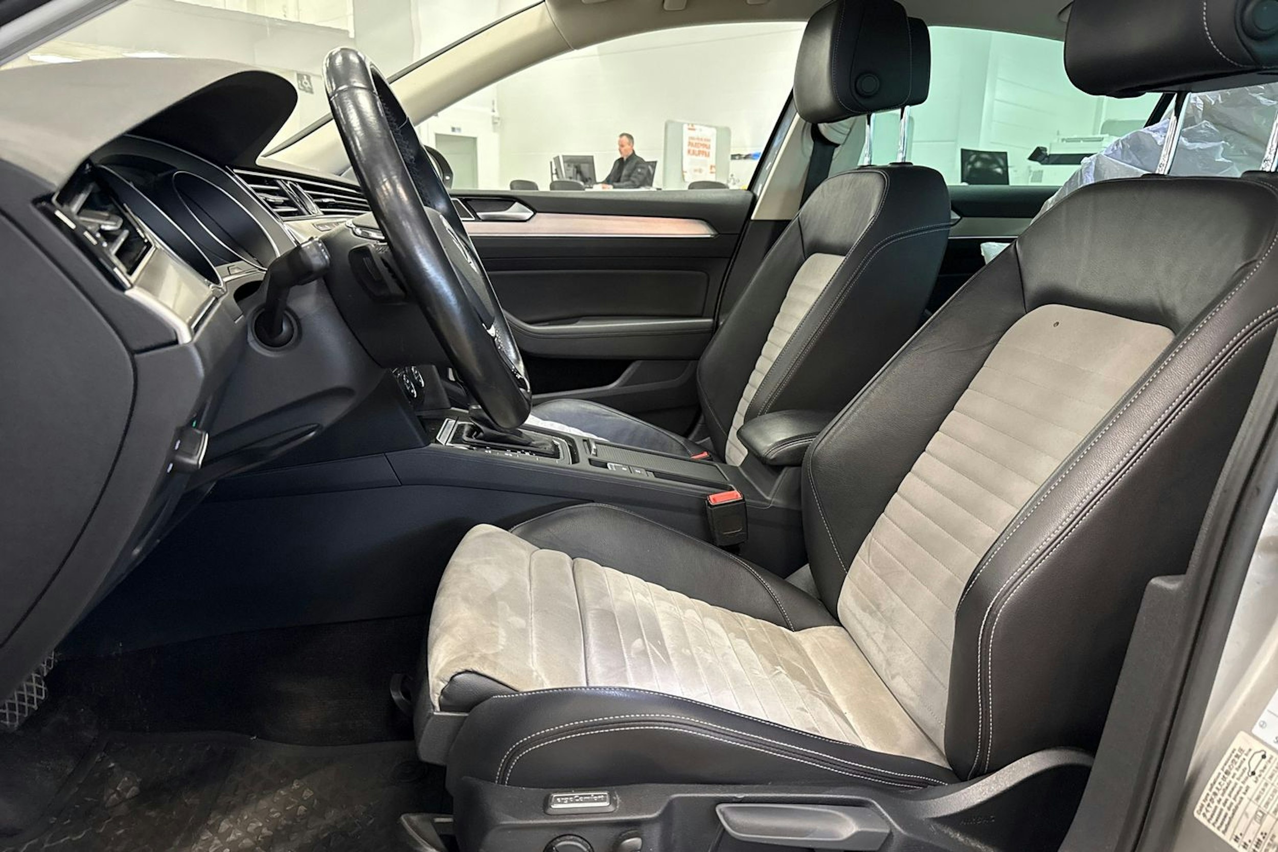 harmaa Volkswagen Passat 2015 kuva 18.