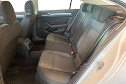 valkoinen Volkswagen Passat 2015 kuva 11.