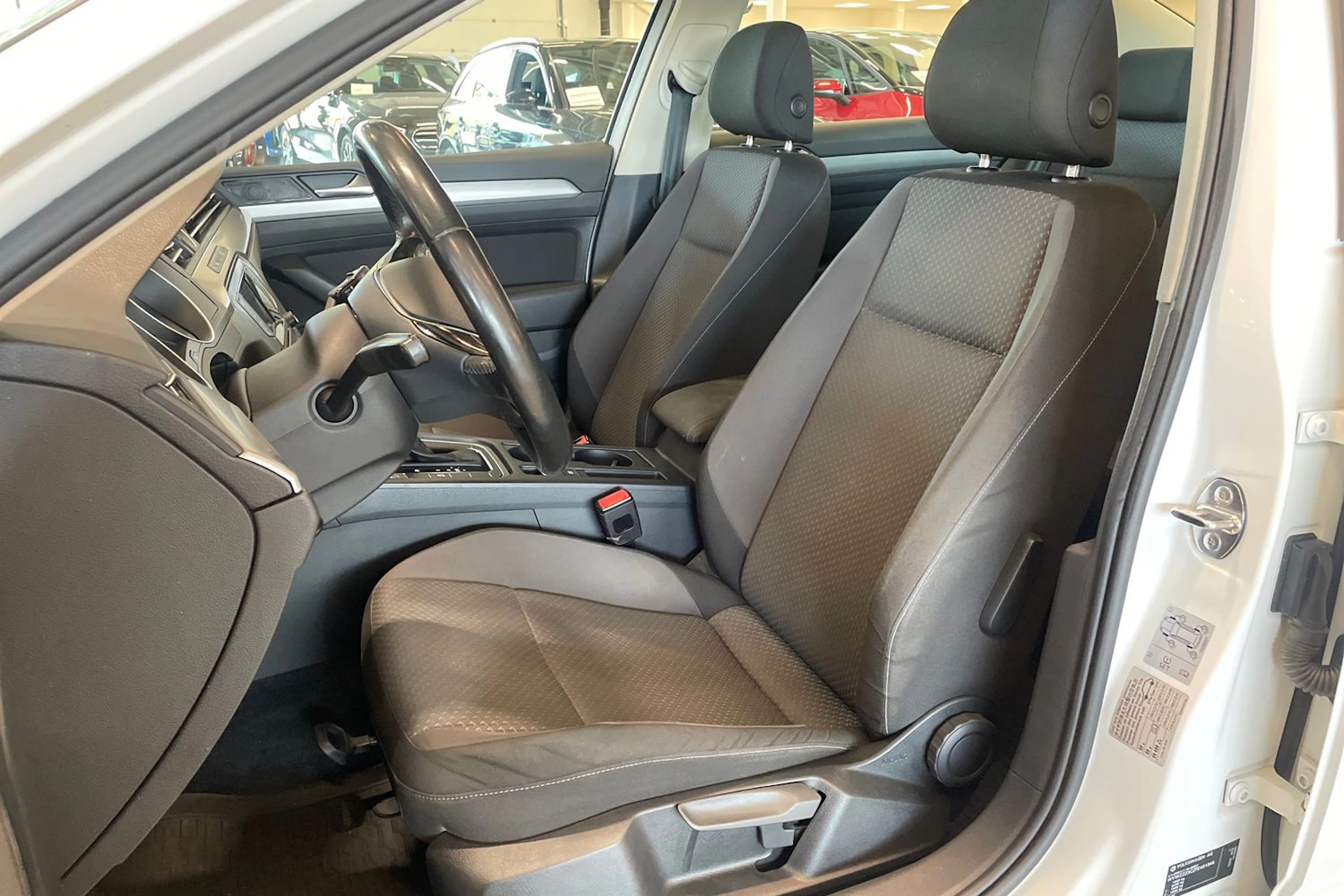 valkoinen Volkswagen Passat 2015 kuva 15.