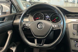valkoinen Volkswagen Passat 2015 kuva 16.