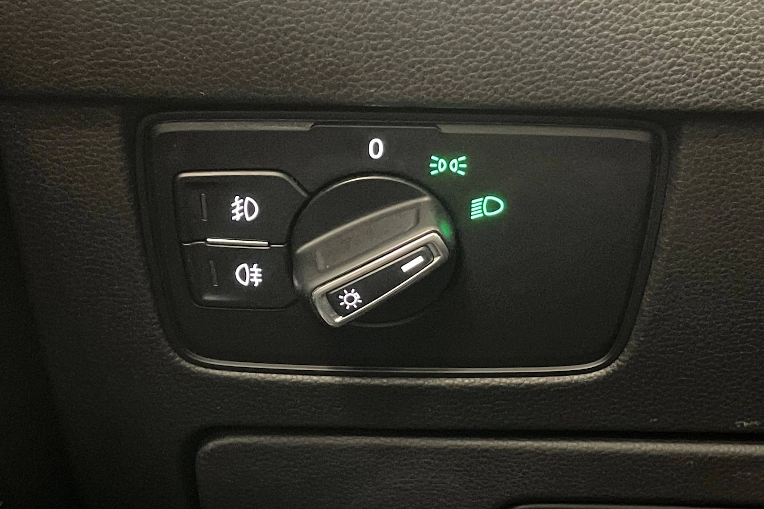 valkoinen Volkswagen Passat 2015 kuva 20.
