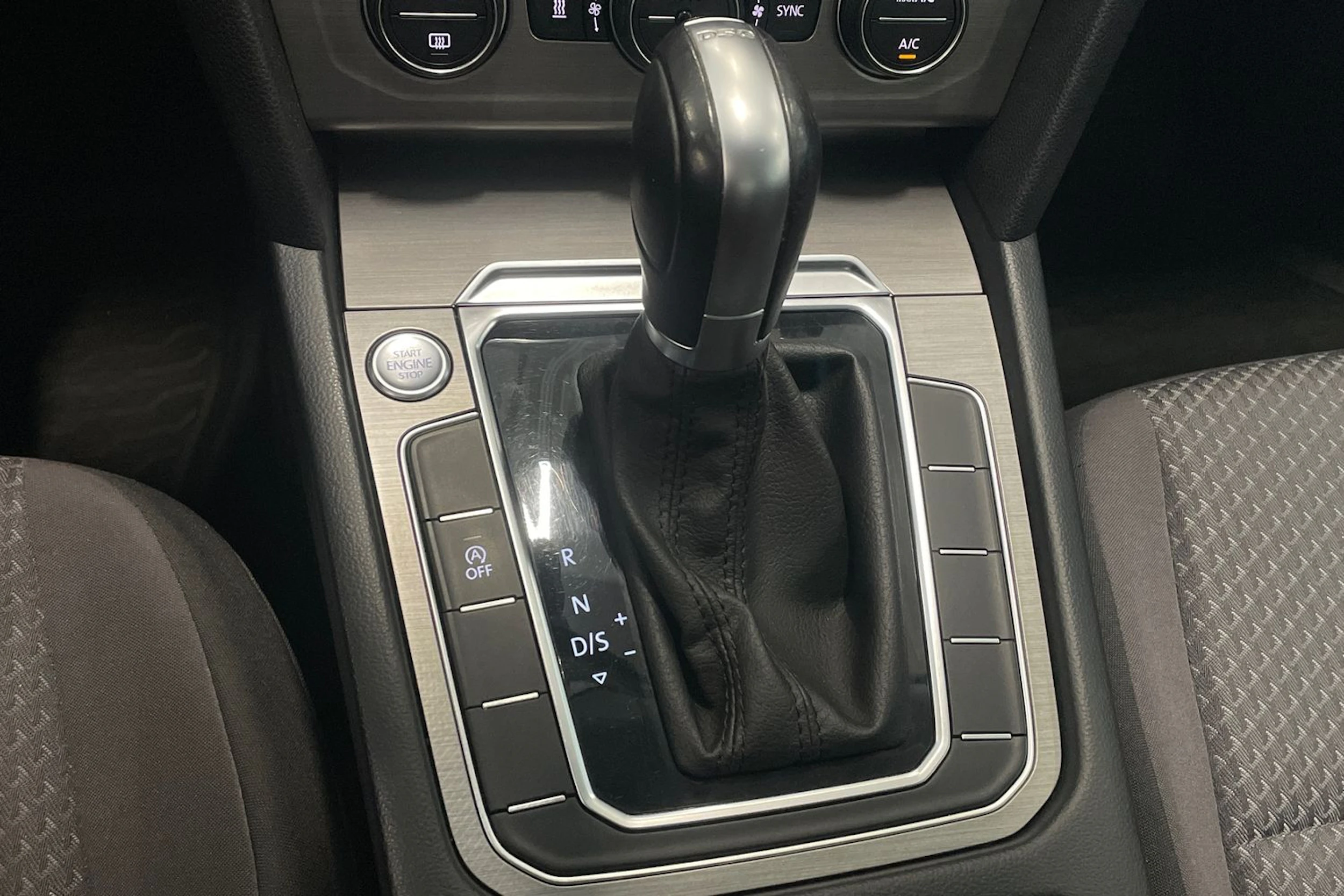 valkoinen Volkswagen Passat 2015 kuva 25.