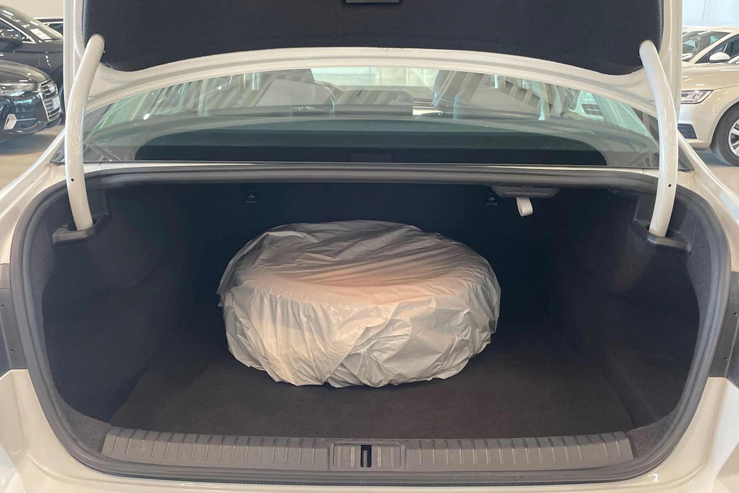 valkoinen Volkswagen Passat 2015 kuva 28.