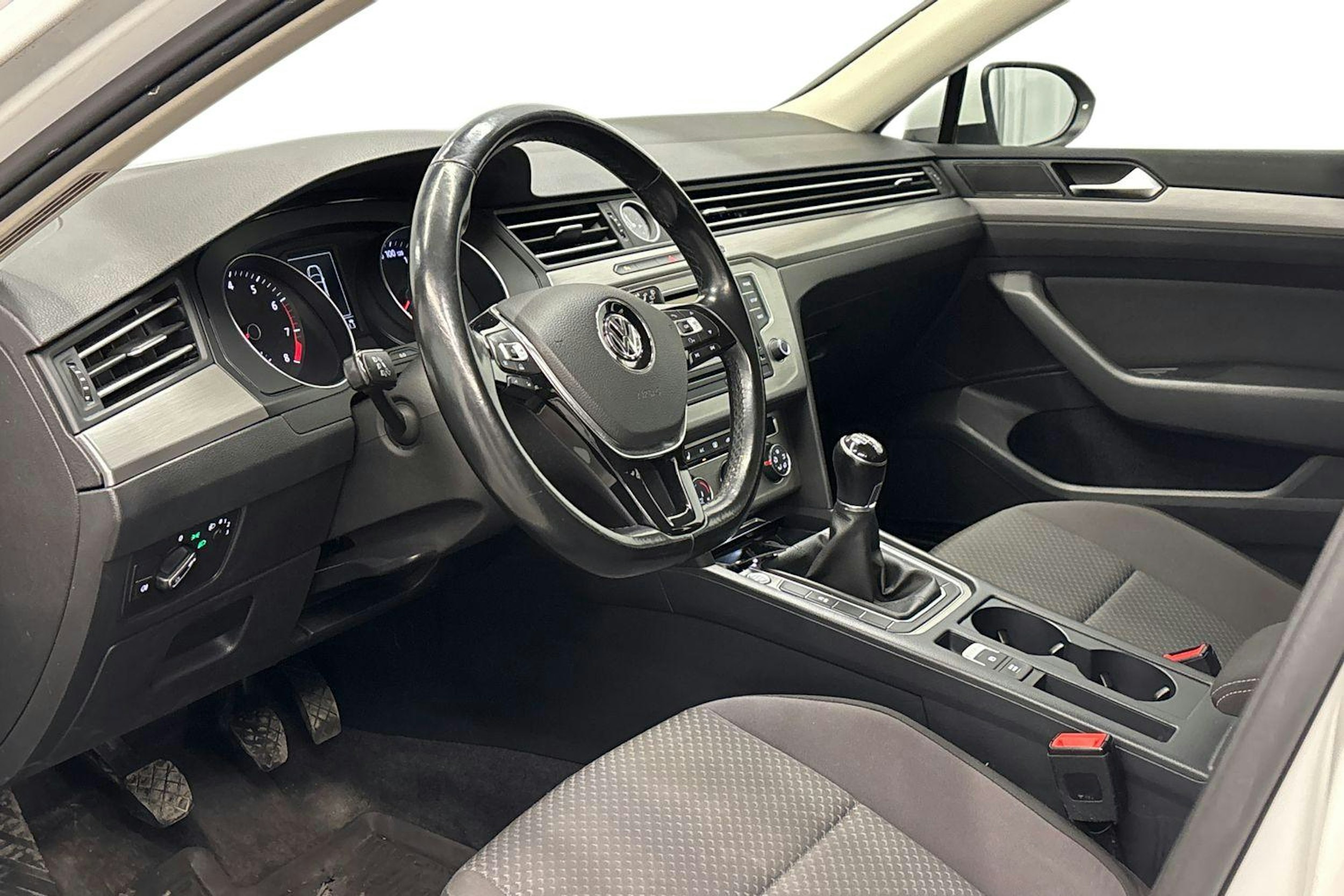 valkoinen Volkswagen Passat 2015 kuva 7.