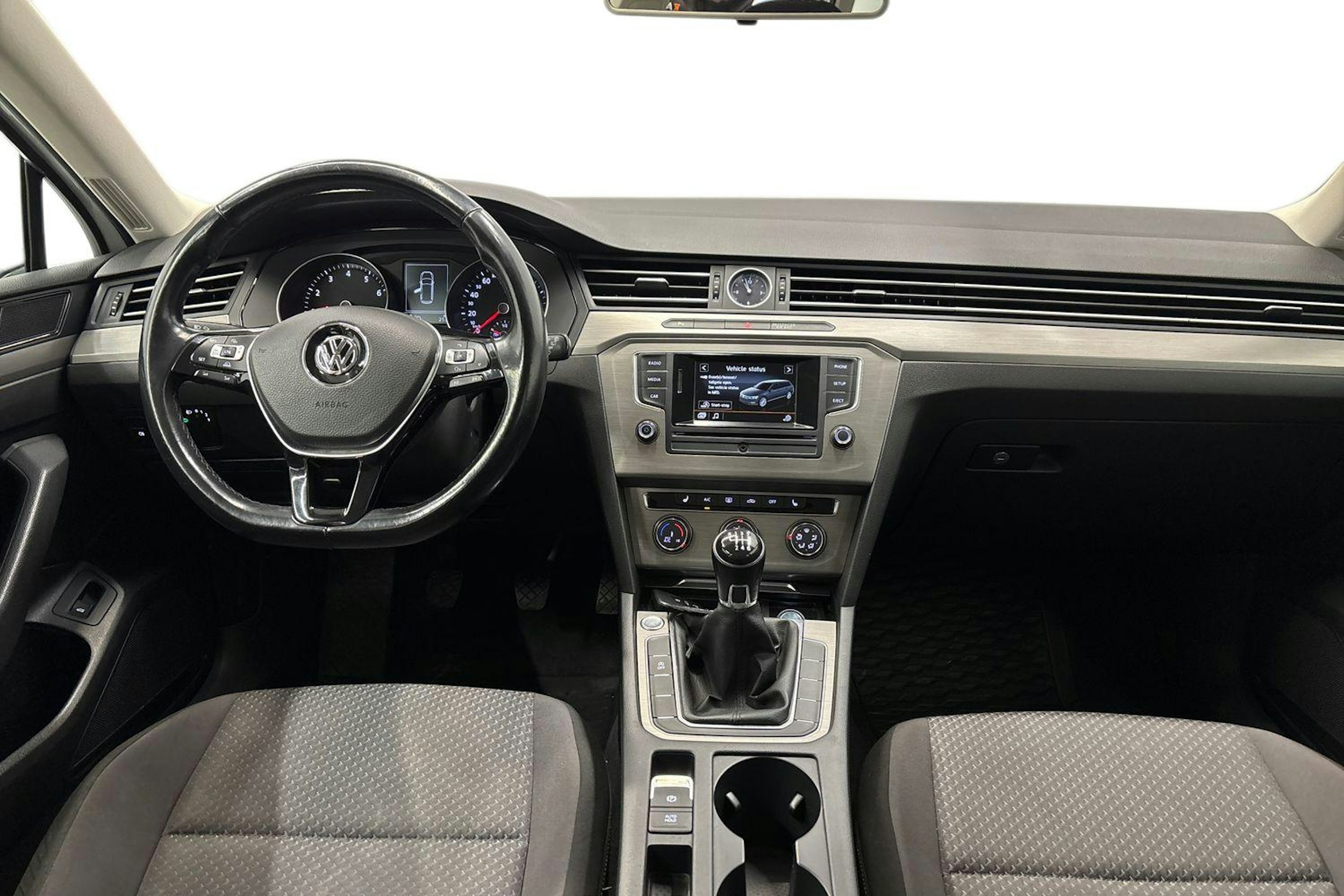 valkoinen Volkswagen Passat 2015 kuva 9.